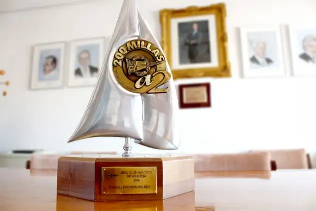 A poco más de dos semanas para el arranque de la 31 Edición de las 200 millas a2 el ganador de la pasada edición, el RCN Valencia, hace entrega del Trofeo por Clubs al presidente del CN Altea