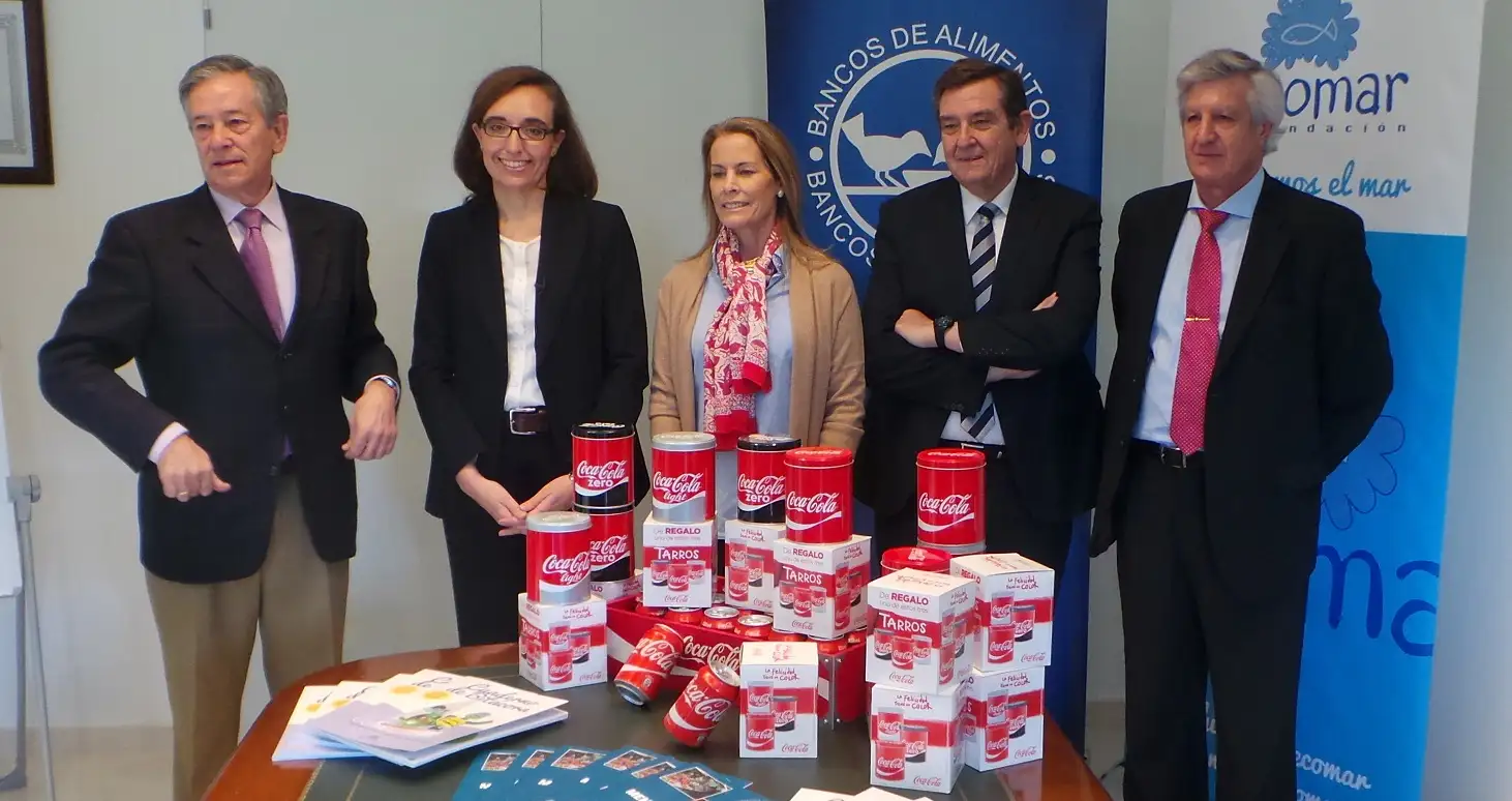 Las acciones de limpieza de diversas playas de España y Portugal, así como del Canal de Castilla, de la mano de Coca Cola y la Fundación Ecomar, resultó impactante y se subrayó con un gran éxito... Bancos de Alimentos y la Cocina Económica recibieronen total unas veinte mil latas de Coca Cola en el marco de esta acción en pro del medio ambiente que llevó personalmente Theresa Zabell
