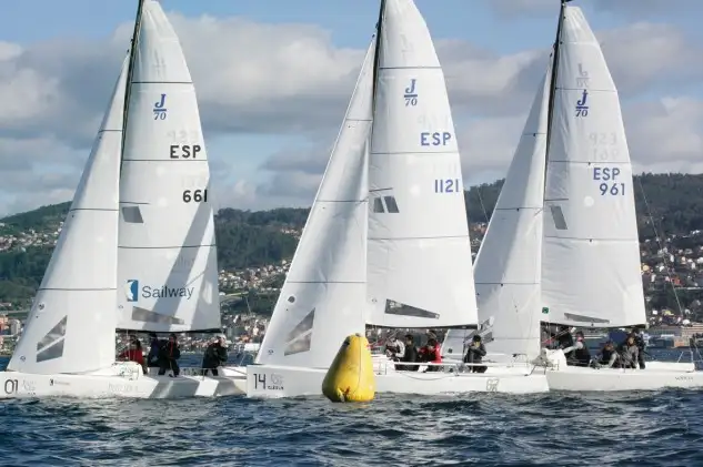 Instante recogido por Juan Caballero en una de las salidas de la jornada del sábado, celebrada con dominio canario en el Trofeo Pazo de Cea – Gloria de J70 que se está celebrando en la Ría de Vigo, con el "G75" de los co-patrones Doreste-Panei