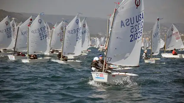 La jornada se inició con viento flojo del sur-suroeste de unos 5 nudos de intensidad que fue subiendo hasta los 11 nudos al finalizar la jornada... para mañana la previsión del meteorólogo de la regata, Enric Agud, es que el viento sople flojo del norte-nordeste. El sábado será segundo día de clasificatorias, y tras el mismo, los 110 primeros pasarán a navegar en el Grupo Oro que luchará por la victoria final