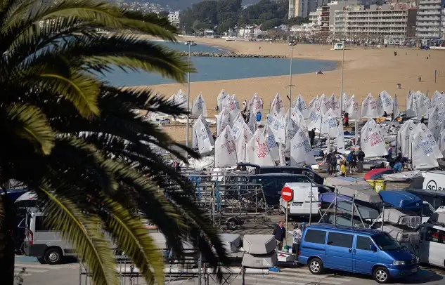 La Platja Gran de Palamós es el centro neurálgico de la Palamós Optimist Trophy (Foto Alfred Farré)