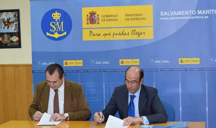 Rafael Martínez Valero y Marcelino Oreja en el acto de la firma del protocolo