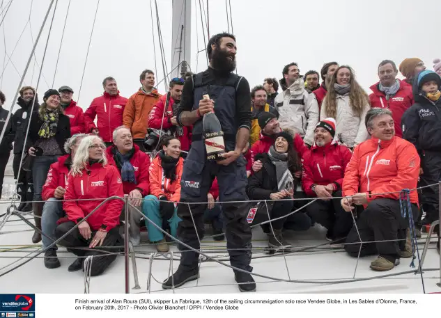 Alan Roura con todo su equipo y familiares celebrando su llegada.