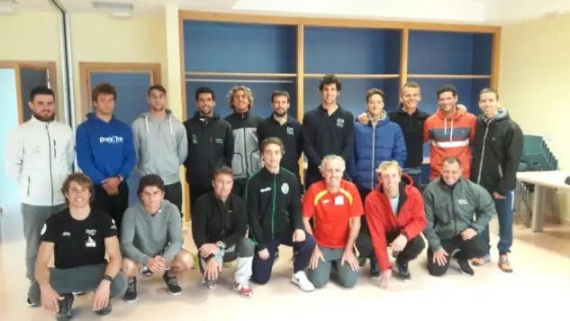 Regatistas y técnicos que han participado en la concentración de RS:X Masculino en Cádiz.
