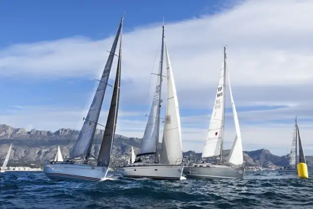 A primera hora del sábado se retiró el aplazamiento del mástil de señales del Náutico de Altea y arrancó la regata