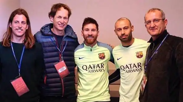 El regatista, que ganó una medalla de oro en Río 2016, y el crack del Barcelona, campeón olímpico en Pekín 2008, compartieron un encuentro durante la práctica de hoy del equipo catalán (Foto La Nación, Argentina)