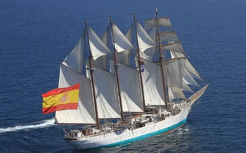El buque escuela Juan Sebastián de Elcano es un bergantín-goleta de la Armada Española. Tiene cuatro mástiles con los nombres de Blanca, Almansa, Asturias y Nautilus, nombres de cuatro buques escuela que lo precedieron (Foto Armada Española)