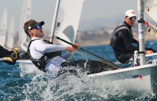 Los favoritos no fallan en el arranque de la Olympic Week de la Comunidad Valenciana... Torrevieja, el canario Joel Rodríguez se pone al frente de los Standard, mientas que en Alicante Jordi Xamar y Nicolás Rodríguez y Sofía Toro y Ángela Pumariega lo hacen en 470... mañana debutan las clases Laser Radial y 4.7 en Torrevieja, y las clases de windsurf en Alicante con la Copa de España en juego para los RS: X (sub19-sub21), Raceboard, Techno 293 (Pep Portas)