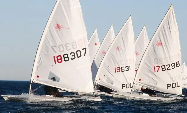 Buenas condiciones de viento en Alicante, con tres y cuatro pruebas, y muy complicada en Torrevieja en la que sólo se ha completado una prueba para Laser Standard y Radial... los 4.7 se han quedado sin poder navegar (Foto Pep Portas)