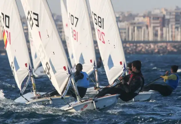 En Torrevieja, con unas mejores condiciones de viento al principio de la jornada, aunque después ha ido perdiendo intensidad e instaurándose al final la niebla, se han podido completar dos pruebas en todas las clases Laser (Foto Pep Portas)