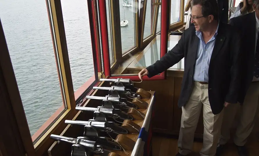 Ion Echave en el puente de mando del Real Club Marítimo de Santander 