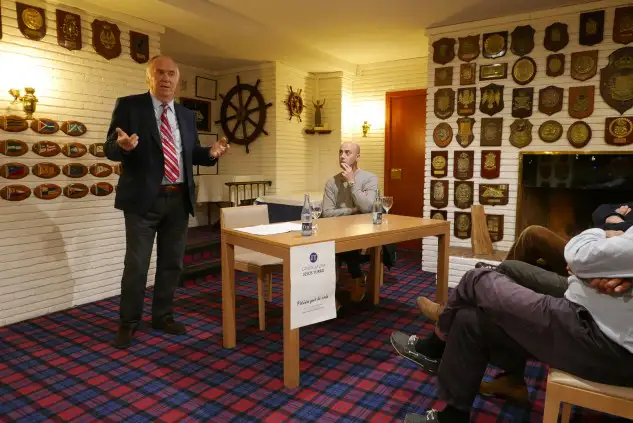 Turró explicando su programa y atendiendo al númeroso público.