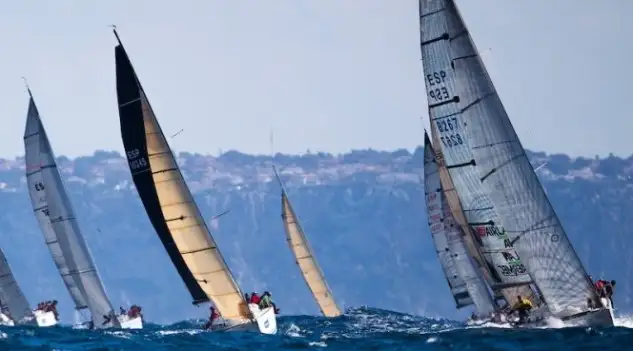 Bonito día de competición en la segunda jornada de la 48ª edición del Trofeo Princesa Sofía IBEROSTAR. La borrasca de ayer ha dado paso a un cielo despejado con viento intenso del suroeste, con medias de 18 nudos y puntas de 21, condiciones de ensueño para celebrar la vuelta de los cruceros a la regata mallorquina. Las clases Dragón y J80 han podido realizar tres pruebas cada una y los cruceros han disputado una regata costera por la costa suroeste de la isla (Foto Pedro Martínez)