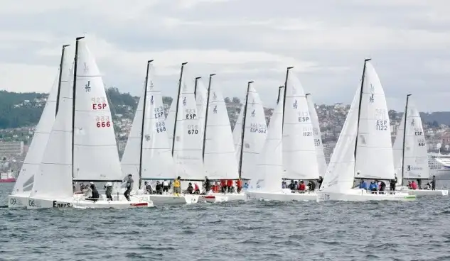 El J70 del Club Náutico de Ares, patroneado por Malalo Bermúdez de Castro, domina con tan sólo un punto de diferencia