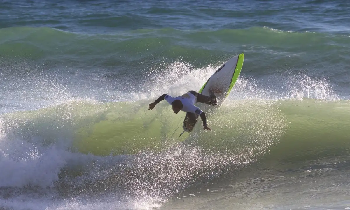 Segunda cita de la “COPA FESURFING 2017” en la que deportistas de todas las comunidades presentes se repartieron los podium en las once categorías disputadas. Un campeonato donde Melania Suárez ganó por partida doble en femenino y Julián Cuello dio la vuelta a la final Open en los últimos segundos con una ola excelente. El último fin de semana de marzo y primero de abril, nos dejó en la gaditana playa de La Fontanilla, en Conil de la Frontera, la segunda de las pruebas puntuables para la Copa de España de FESurfing (3 estrellas) en las categorías Open y Junior (Foto Lucastzzi)