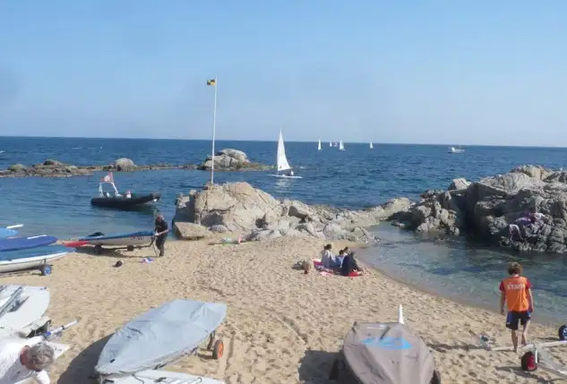 Un centenar de regatistas competirán durante tres días en el Club Vela Calella