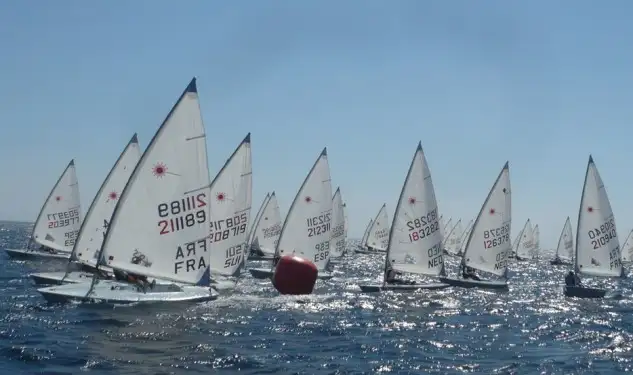 En la primera jornada en Calella... la tramontana hace volar a los masters