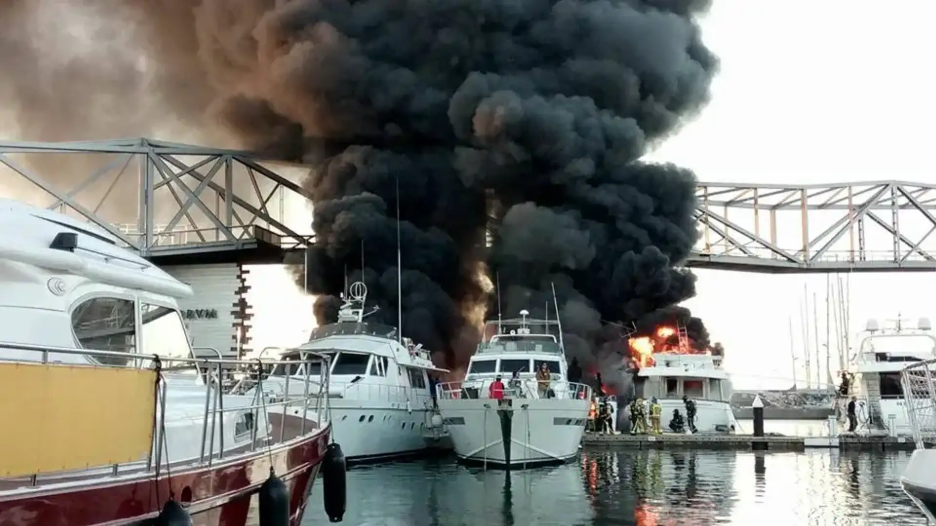 A fire calms ten ships at the Port Forum in Barcelona