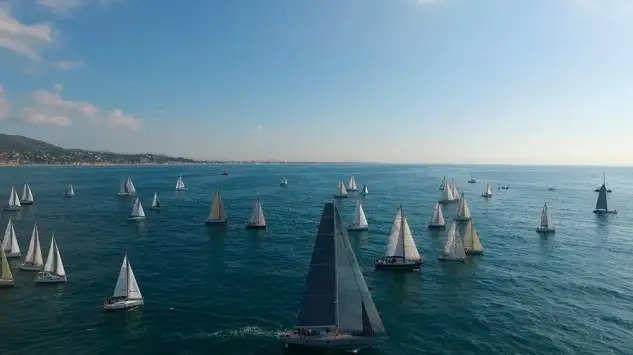 Unos escenarios que demarcan muy táctica marcada por vientos variables y algo inestables.. Una competición donde los micro-climas zonales, las corrientes de superficie y las estrategias generales de aproximación a Ibiza serán determinantes... en general días soleados, horario de verano y, según como, las inestabilidades propias del cambio de luna (Foto Aldred Farré)