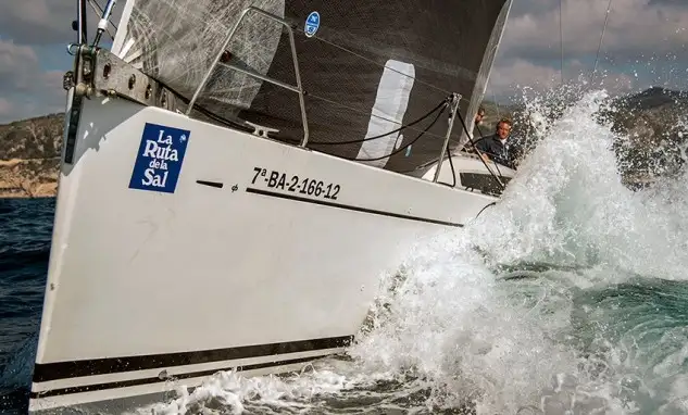 Como referencia indicar que hasta la fecha el barco más rápido en recorrer las 140 millas de la Versión Norte ha sido el velero Alemán “Caro” con un registro, de tan solo 13 horas, 18 minutos y 54 segundos. Acreditando una velocidad media durante toda travesía superior a los 10,70 nudos. En la Versión Este el record tiempo se sitúa en 13 horas, 10 minutos y 15 segundos que apunto el “Plis-Play” en la regata del 2012. En la Versión Oeste, los tiempos que se establezcan en esta edición serán la referencia para este circuito que se estrena como novedad deportiva del 30 aniversario de la Ruta de La Sal (Foto Alfred Farré)