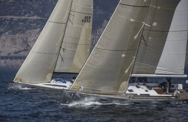Los barcos de mayor eslora se pusieron en cabeza nada más cruzar la línea (Foto: Alfred Farré)