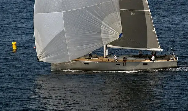 El “Caro” de Maximilian Klink, primer barco de la 30 Ruta de La Sal en cruzar la línea de llegada (Foto Alfred Farré)