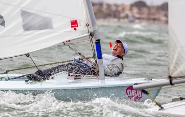 Los fuertes vientos, tras dos jornadas de suaves... provocaron un vuelco en las dos generales