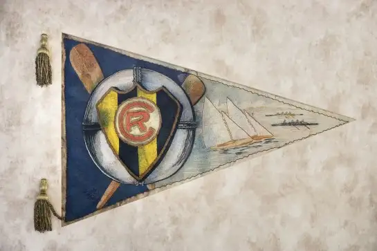 El Rápido de Bouzas nació en el seno del Liceo en klas navidades de 1913, como se ve en la bandera fundacional figuran dos remos, barcos de vela y botes de remo... una joya