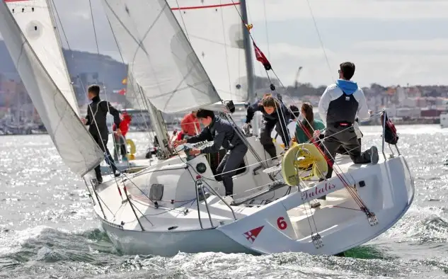 Alumnos de la Escuela de Vela del Monte Real participarán a bordo del Figaro "Tutanis"... un barco que fuera en la década de los 90 el "Tutatis" de la mano de Carlos Sampedro, Humberto Cervera y Manuel Pedro Seoane y el patrocinio de LARSA