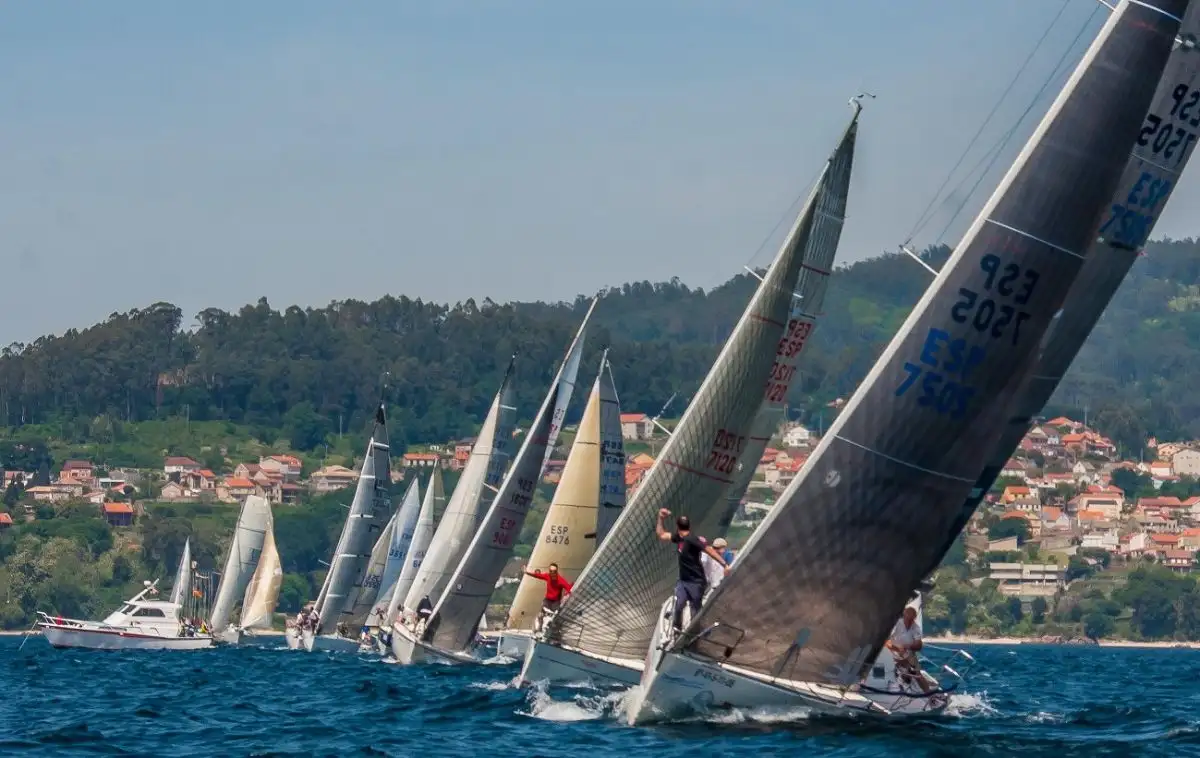 Organizado con el patrocinio de la empresa Comunica y la colaboración del Real Club Náutico de Vigo y la Federación Gallega de Vela, el Trofeo Comunica es la primera gran regata que el Monte Real Club de Yates celebra en este 2017, tras la liga de J80 que organizó a comienzos de año en exclusiva para estos monotipos (Foto Rosana Calvo)