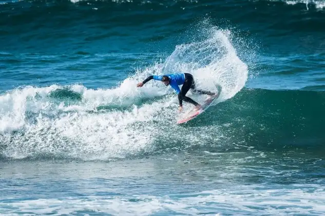 Para Gony Zubizarreta “Me gustaría agradecer el apoyo de todo el público. Llevo viniendo a Zarautz desde pequeño y tengo muchos amigos aquí. Es increíble estar en el agua compitiendo y ver la playa repleta de gente animando”, comentaba el reciente campeón del Caparica Primavera Surf Fest. “Después de ganar en Portugal la semana pasada, nunca me hubiera imaginado una segunda victoria aquí de seguido. Estoy muy feliz y agradecido con todos los que me han apoyado” (Foto Poullenot)