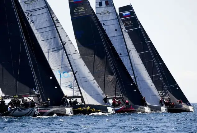 La prueba inaugural del circuito internacional de regatas de la clase RC44 promete una guerra sin cuartel a falta de dos días para el comienzo de la competición... el Levante que ha azotado la costa andaluza los pasados días ha ralentizado los preparativos de los equipos, que a lo largo del lunes trabajarán para poner las embarcaciones RC44 en el agua (Foto Pedro Martínez)