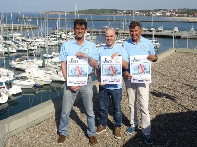Oriol Ruiz Cabestany (Director de EKP Hondarribia), Nicolas Azcona y Felipe Lopetegui (Club Náutico Hondarribia)