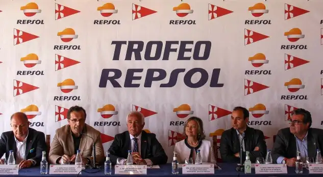 Se presentó en el Monte Real la 40º Regata de Primavera que llevadesde hace unos años el apellido de "Repsol"... primero fue Trofeo Gloria entre 1977 y 1985, después en su mejor época cuando incluso llegó a ser una de las regatas más importantes de España Regata General Optica hasta 1992 y en los últimos años desde Regata Mercedes Benz hasta el Repsol que ya empieza a ser tradicional (Foto Olalla Quiroga)