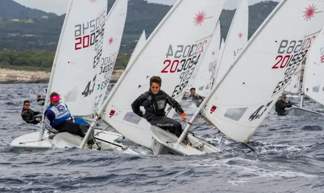 El viento sopló generoso en Portocolom y permitió recuperar la prueba aplazada en la jornada inaugural. Sólo tres puntos separan a los regatistas en posición de podio... la competición concluye mañana lunes (Foto Laura G.Guerra)