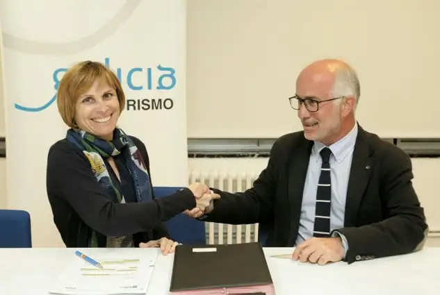 Nava Castro titular de Turismo y José Juan Durán presidente de Portos, tras la firma del convenio