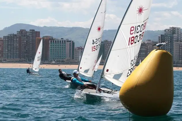 Luis Díaz en Laser Standard, Álvaro Pérez en Laser 4.7 y Jacobo Fernández en Optimist, nuevos campeones de Asturias... la foto es una pasada y ¡cómo no! obra de ese fotógrafo de otra galaxia que es Félix González Muñiz