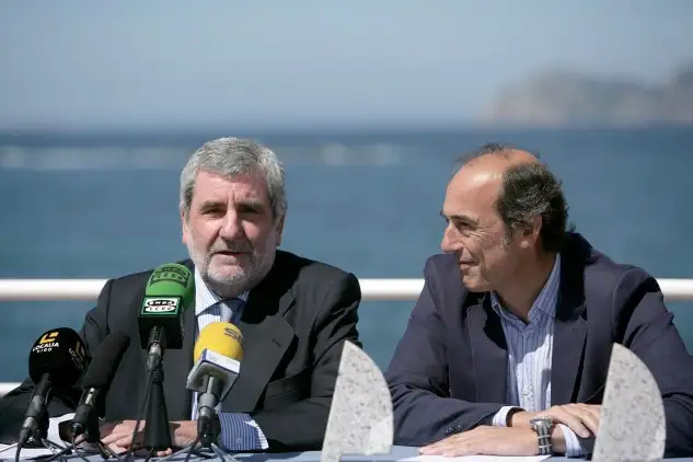 Vicente Carnero, director general de la empresa granitera, destaca el valor del deporte entre la juventud