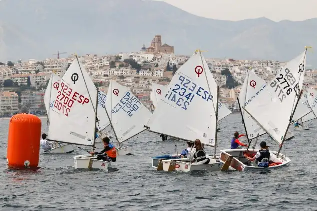 Tras la asamblea general de AECIO IODA España, celebrada durante la Copa de España en Altea, los socios de la clase apoyaron con sus votos a los clubes que organizarán el campeonato, copa y nacional por equipos El Club Nàutic Sa Ràpita y el Real Club Náutico de Torrevieja acogerán los entrenamientos oficiales del equipo español con vistas al Mundial de Tailandia y los campeonatos de Europa de Bulgaria e Italia