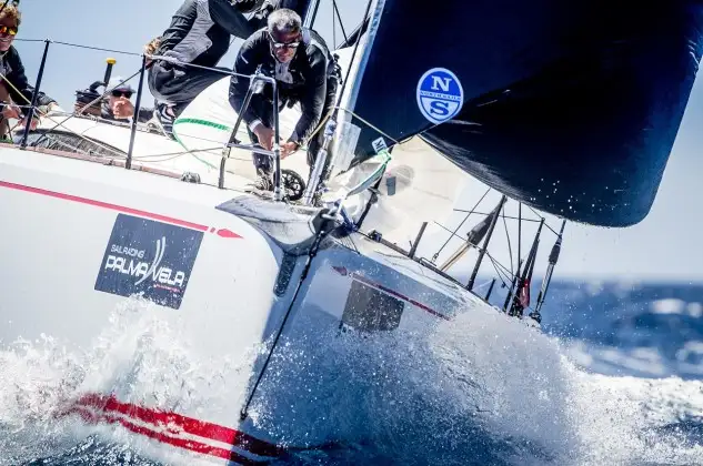 Jaime Arbones "Libio" a la proa del "Earlybird" (Foto: María Muiña)