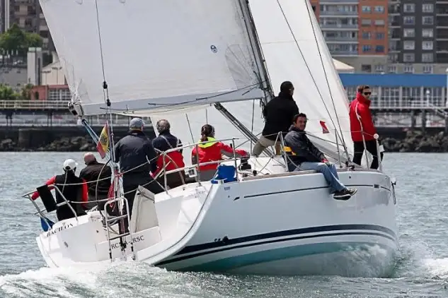 El "Bacilón" lidera su categoría en el Astobiza de Cruceros en Getxo