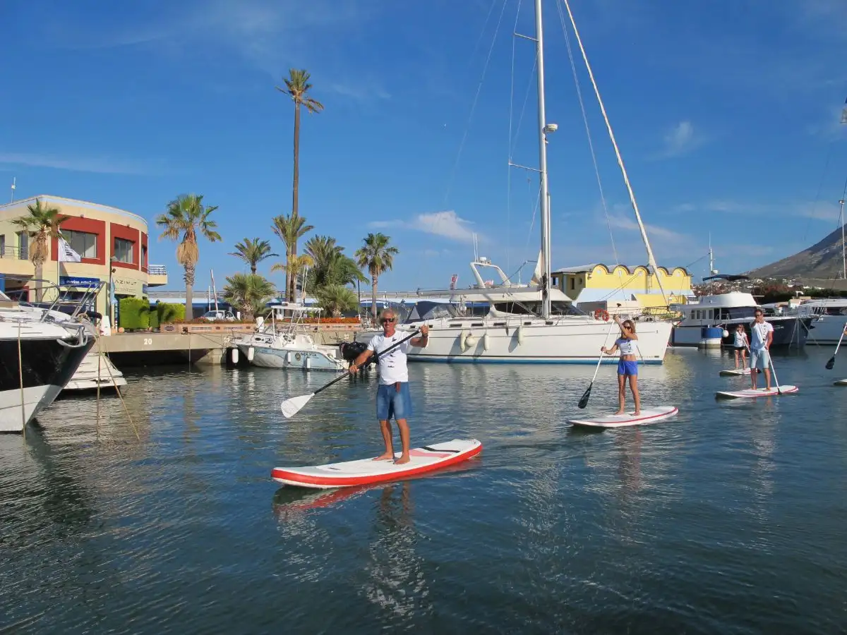 El paddle surf es una de las actividades que ofrece para este verano Marina de Dénia.