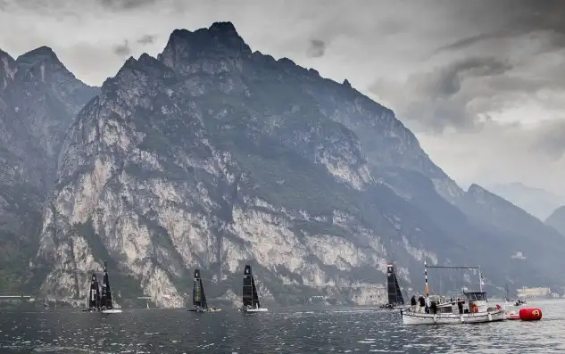 Participantes y organización esperaron cuarenta minutos en el agua, pero la situación no mejoraba, por lo que la flota ponía rumbo a tierra con la esperanza de que en algún momento se dieran las condiciones mínimas... lamentablemente, el viento permaneció ausente el resto de la tarde (Foto Jesús Renedo)