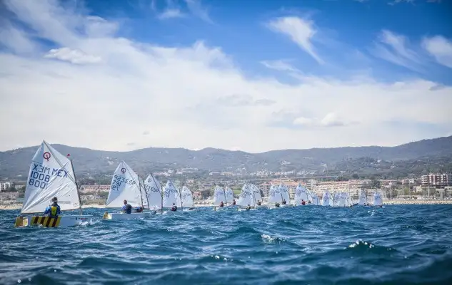 Salida de la clase Optimist, la más numerosa del Trofeu Cornudella (Foto: Laura Carrau)
