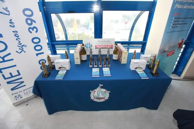 La mesa de trofeos de la Regata Nocturna Metromar