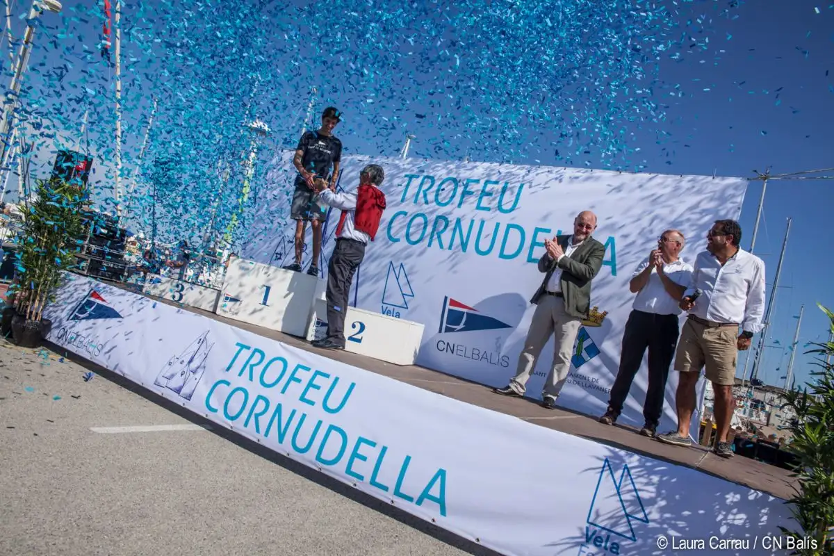 Rafael Rabasa con el premio de vencedor absoluto del Trofeu Cornudella. Foto: Laura Carrau