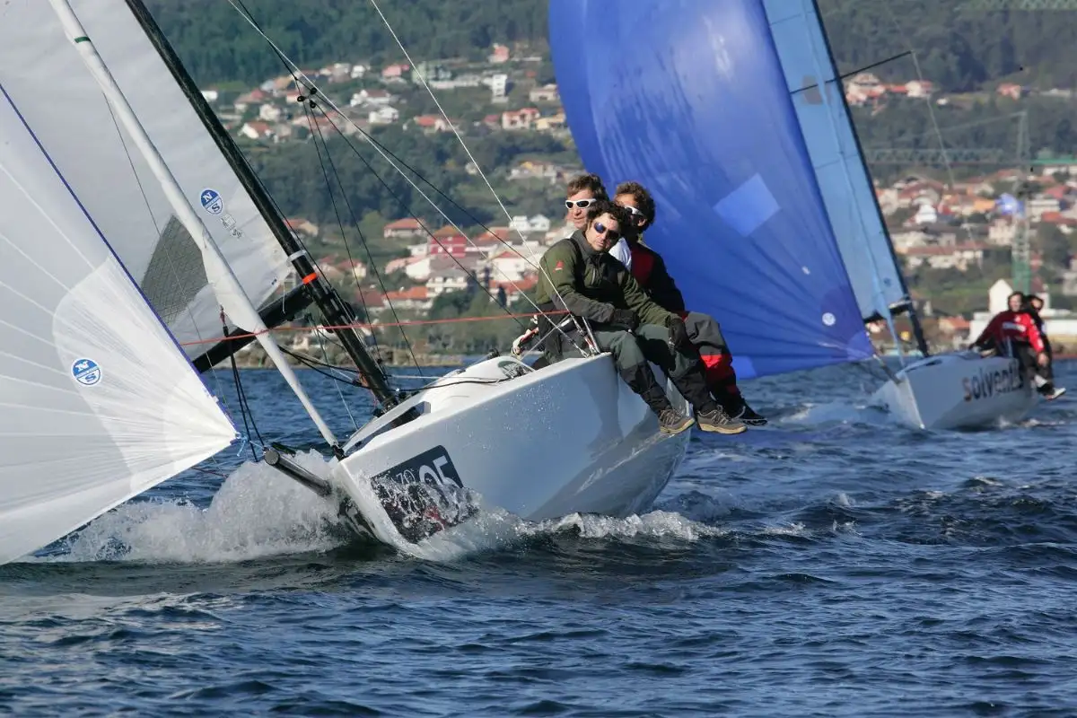La regata fue suspendida al conocerse el fallecimiento del trabajador de la Federación Gallega de Vela, José María Domínguez (Foto Juan Caballero)