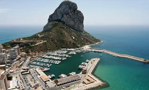 La CEACNA que celebró su última reunión de la junta directiva en el Náutico de Calpe considera que “no es de recibo” que doce entidades sigan operando en precario mediante autorizaciones temporales (Fotografía de www.calpe.es)