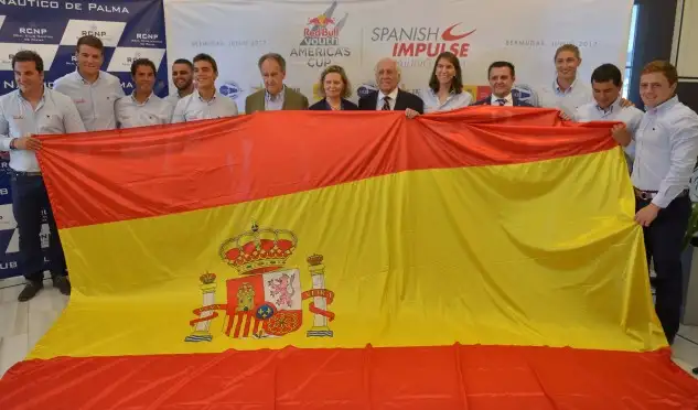 Durante el acto, el Alto Comisionado para la Marca España, Carlos Espinosa de los Monteros, hizo entrega de la bandera de España al equipo antes de partir a Bermuda