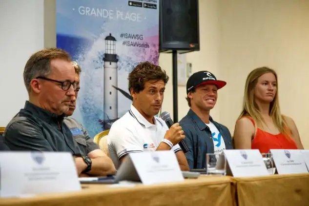 Primer acto de presentación de los ISA World Surfing Games 2017 de Biarritz en la víspera del comienzo de la competición femenina. La Federación Francesa de Surf hizo de anfitriona en un acto con multitud de medios celebrado en el Hotel Radison Blu
